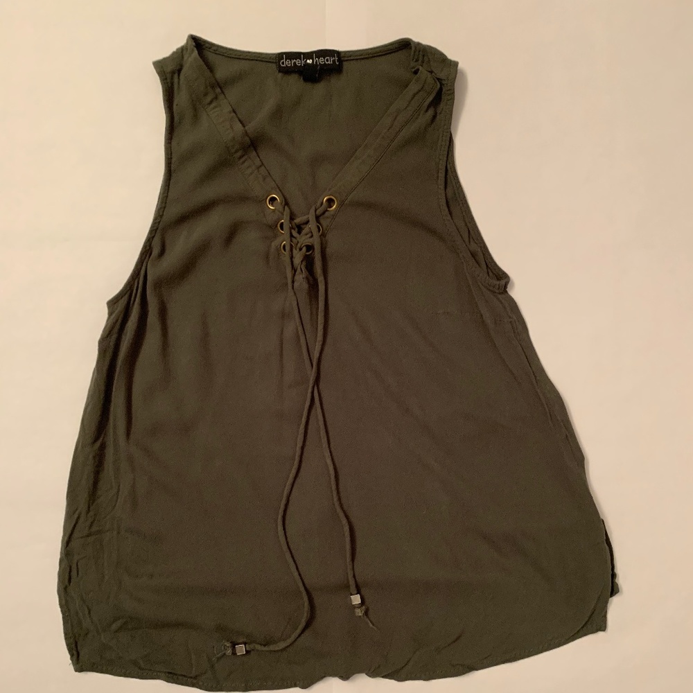 Sleeveless blouse with front lace